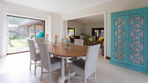 Ảnh trong thư viện ảnh của Magnificent Waterfront Villa ở Vosburg