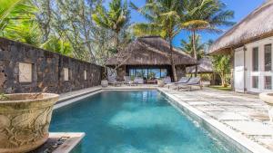 Bazén v ubytování Magnificent Waterfront Villa nebo v jeho okolí