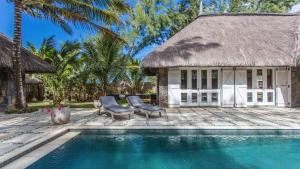 Bazén v ubytování Magnificent Waterfront Villa nebo v jeho okolí