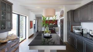 Kuchyň nebo kuchyňský kout v ubytování Magnificent Waterfront Villa