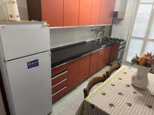 Kuchyň nebo kuchyňský kout v ubytování Cozy home baranzate