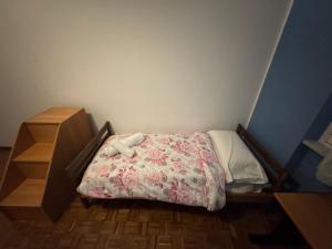 Postel nebo postele na pokoji v ubytování Cozy home baranzate