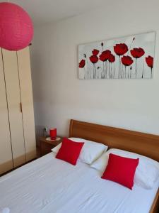 Postel nebo postele na pokoji v ubytování Apartment Lado + 1 fotografie