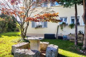 una mesa de piedra en un patio frente a un edificio en Gästezimmer Gross, en Tübingen