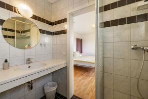 un baño con lavabo y espejo en Gästezimmer Gross, en Tübingen 13 fotos más