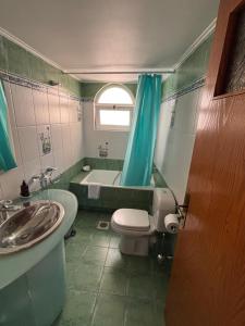 un bagno con lavandino, WC e vasca di Sunset House a Itea