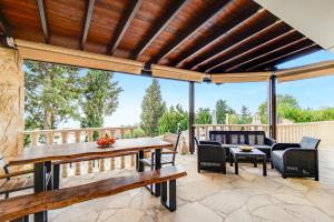 Un patio al aire libre con mesa y sillas. en Villa Aris by Ezoria Villas, en Tsadha