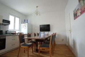 una cucina con tavolo da pranzo e sedie di Euromamhaus - Korean B&B a Francoforte sul Meno