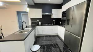 Η κουζίνα ή μικρή κουζίνα στο Premium apart with rooftop pool
