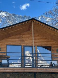 O vedere generală la munți sau o vedere la munte luată de la această casă de vacanță