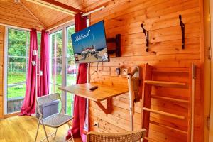 TV a/nebo společenská místnost v ubytování Tiny House Strandwagen mit Terrasse
