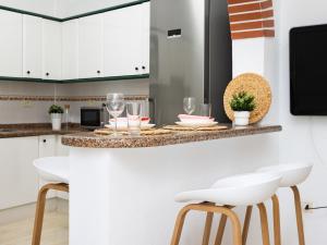 Η κουζίνα ή μικρή κουζίνα στο Poris Home Rock +22 φωτογραφίες