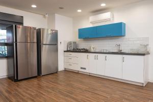 Yarkaאחוזת כנען - וילה מדהימה עם בריכה פרטית מחוממת מקורה וג'קוזי的配有不锈钢冰箱和白色橱柜的厨房 更多20张照片