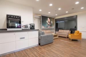 a living room with a couch and chairs and a tv at אחוזת כנען - וילה מדהימה עם בריכה פרטית מחוממת וג'קוזי in Yarka