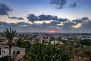Yarkaאחוזת כנען - וילה מדהימה עם בריכה פרטית מחוממת מקורה וג'קוזי的远处夕阳西下，城市景色尽收眼底。