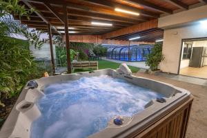 Yarkaאחוזת כנען - וילה מדהימה עם בריכה פרטית מחוממת מקורה וג'קוזי的庭院中央的按摩浴缸