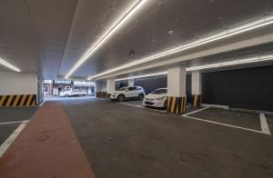 SeosanSeosan Hound Hotel的车库内停放两辆车