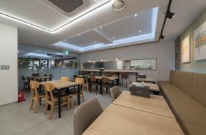 SeosanSeosan Hound Hotel的有桌椅的餐厅和自助餐厅