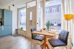 Posezení v ubytování Curated apartment near Scheveningen beach