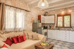 Una cocina o cocineta en Botonis Houses - Modern Villas, Timeless Beauty