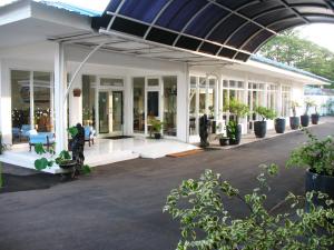 タンゲランにあるチェンカレン トランジット ホテルの窓が多く鉢植えの建物