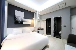 Seosan Hound Hotel客房内的一张或多张床位