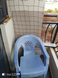 ThikaにあるJustinah Apartmentsの青い椅子