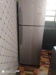 ThikaにあるJustinah Apartmentsのキッチンにあるステンレス製の冷蔵庫