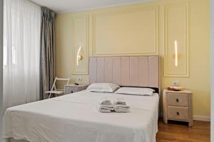 En eller flere senge i et værelse på Apartament de lux Moghioros Park