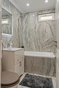 Et badeværelse på Apartament de lux Moghioros Park