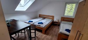 um quarto com uma cama, uma mesa e uma escrivaninha em Apartmány Kaplička Cikháj em Cikháj