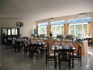 Cengkareng Transit Hotel tesisinde bir restoran veya yemek mekanı
