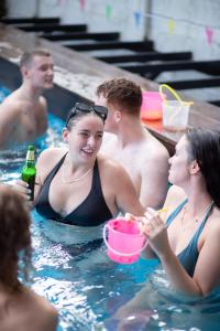 Galeriebild der Unterkunft Revolution Khao San by The Bliss in Bangkok + 48 Fotos