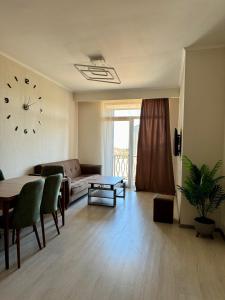 Posezení v ubytování Cozy apartment in Alvina complex