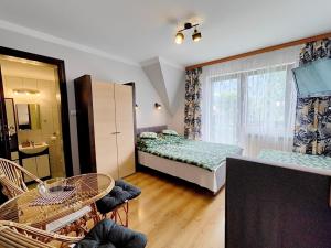 Ένα ή περισσότερα κρεβάτια σε δωμάτιο στο Pokoje u Eli