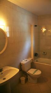 Gaspà في أوردينو: حمام به مرحاض أبيض ومغسلة
