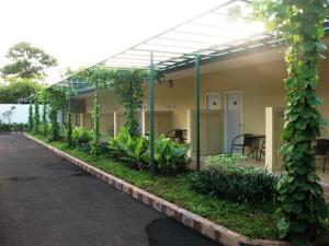 Garden sa labas ng Cengkareng Transit Hotel