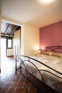 A bed or beds in a room at Casale Poggio Nebbia