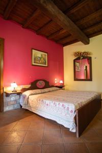 A bed or beds in a room at Casale Poggio Nebbia