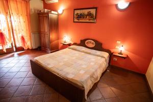 A bed or beds in a room at Casale Poggio Nebbia