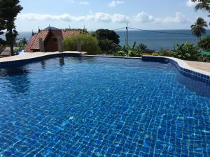 Bazén v ubytování Sea Rock Resort nebo v jeho okolí
