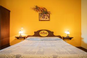 A bed or beds in a room at Casale Poggio Nebbia