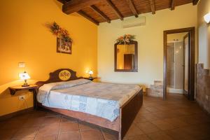 A bed or beds in a room at Casale Poggio Nebbia