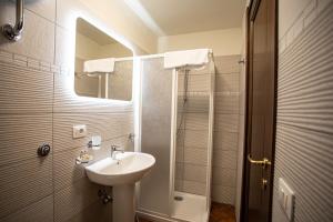 A bathroom at Casale Poggio Nebbia