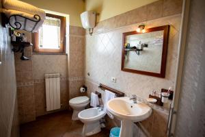 A bathroom at Casale Poggio Nebbia