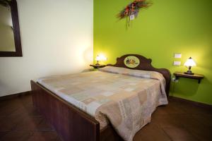A bed or beds in a room at Casale Poggio Nebbia