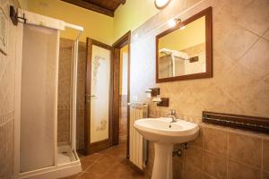 A bathroom at Casale Poggio Nebbia