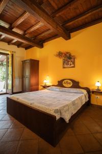 A bed or beds in a room at Casale Poggio Nebbia