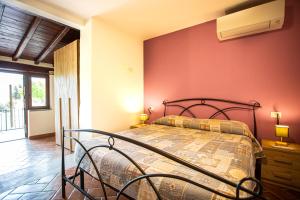 A bed or beds in a room at Casale Poggio Nebbia