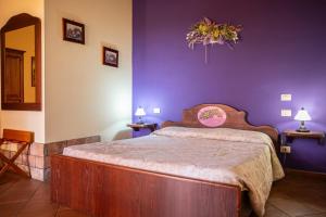 A bed or beds in a room at Casale Poggio Nebbia